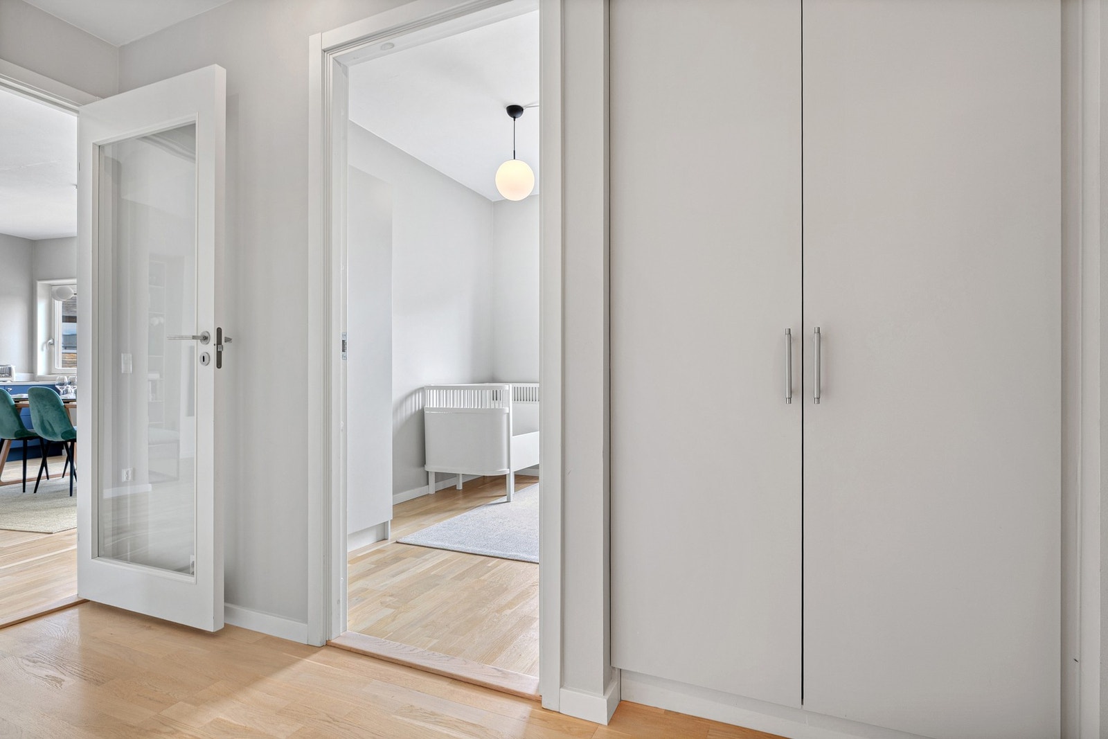 Garderobeplass i gangen. Galleribilde