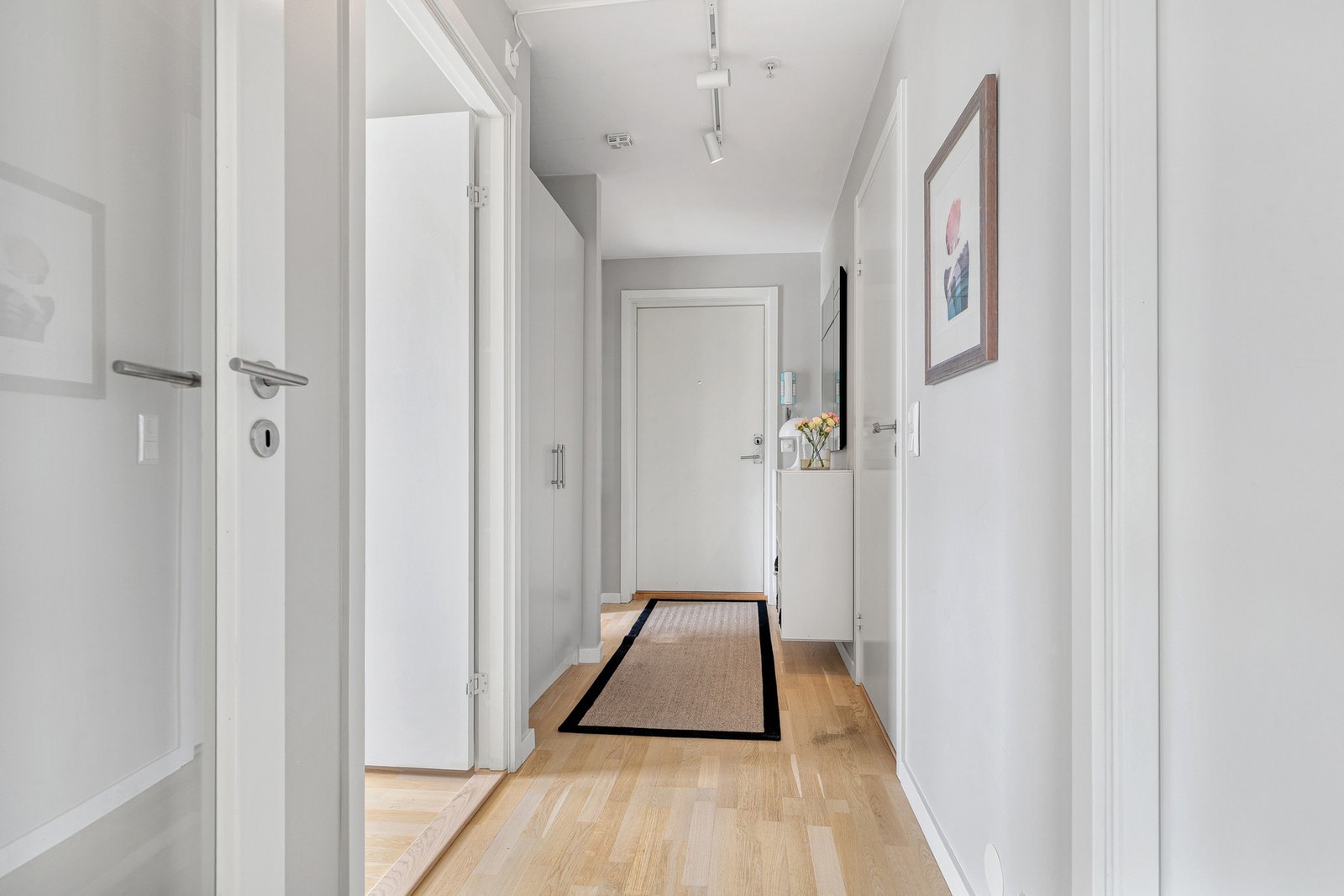 Planløsningen er gjennomtenkt og praktisk utformet ved at barnerom, kontor og bad er samlet i egen del av boligen. Galleribilde