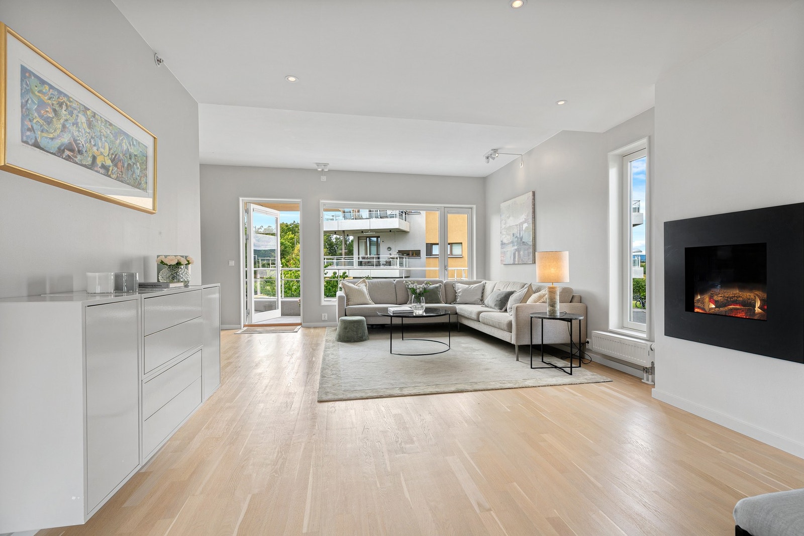 Romslig og luftig atmosfære takket være god takhøyde og store vindusflater. Galleribilde