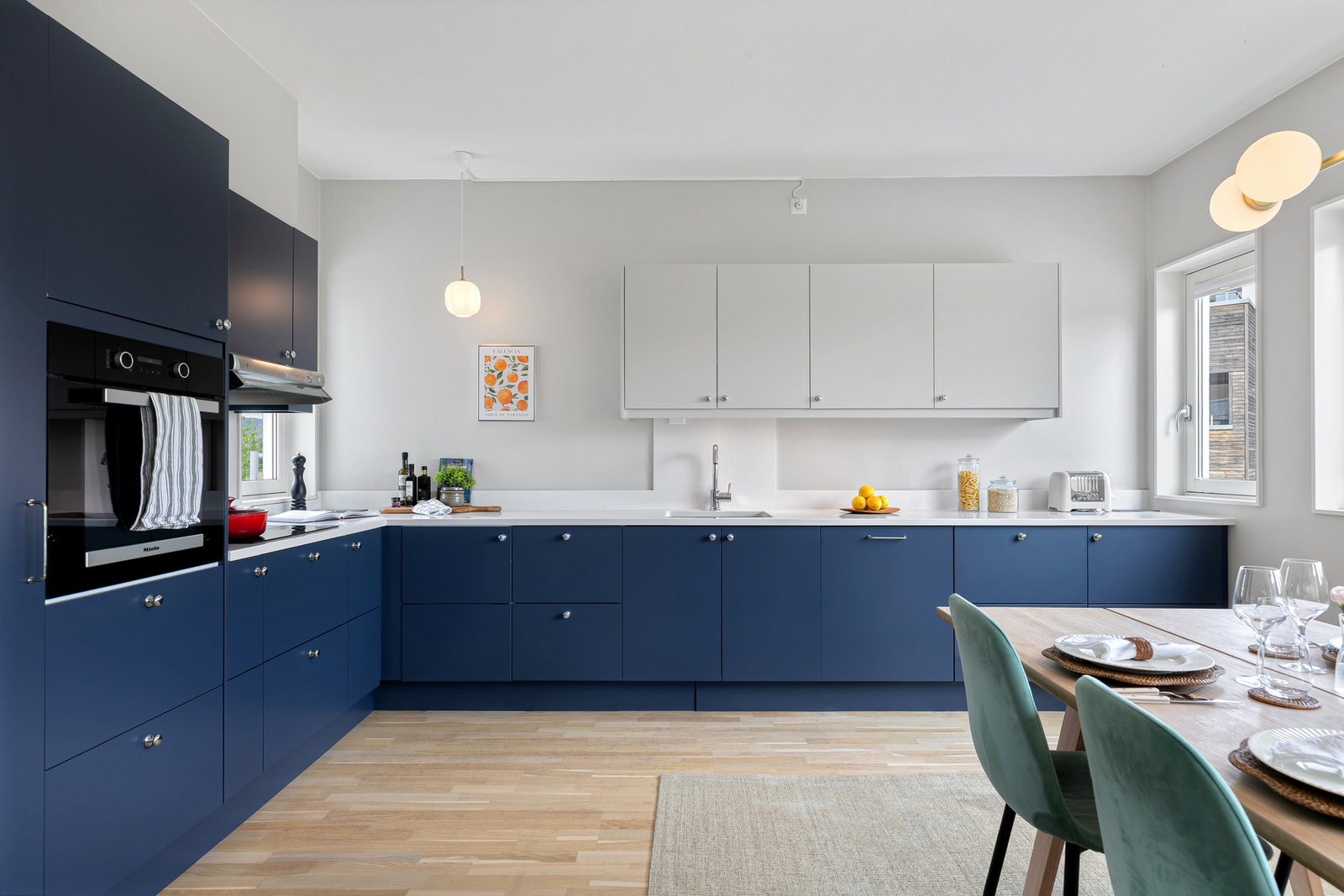 Skap- og hyllesystemer gir rikelig med oppbevaringsplass. Galleribilde