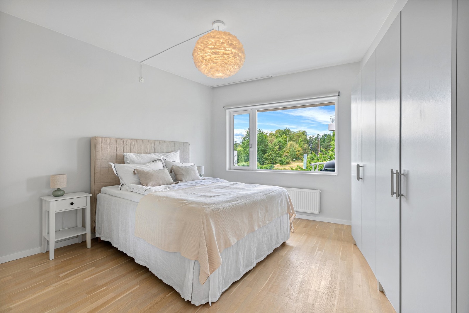 Soverommet har gode dimensjoner som gir rom for både seng og tilhørende møbler. Galleribilde