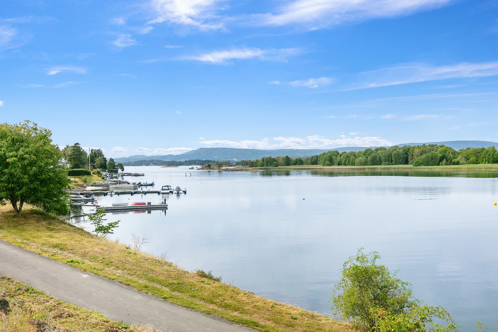 Koksabukta i all sin prakt med naturreservatet i bakgrunnen. Galleribilde