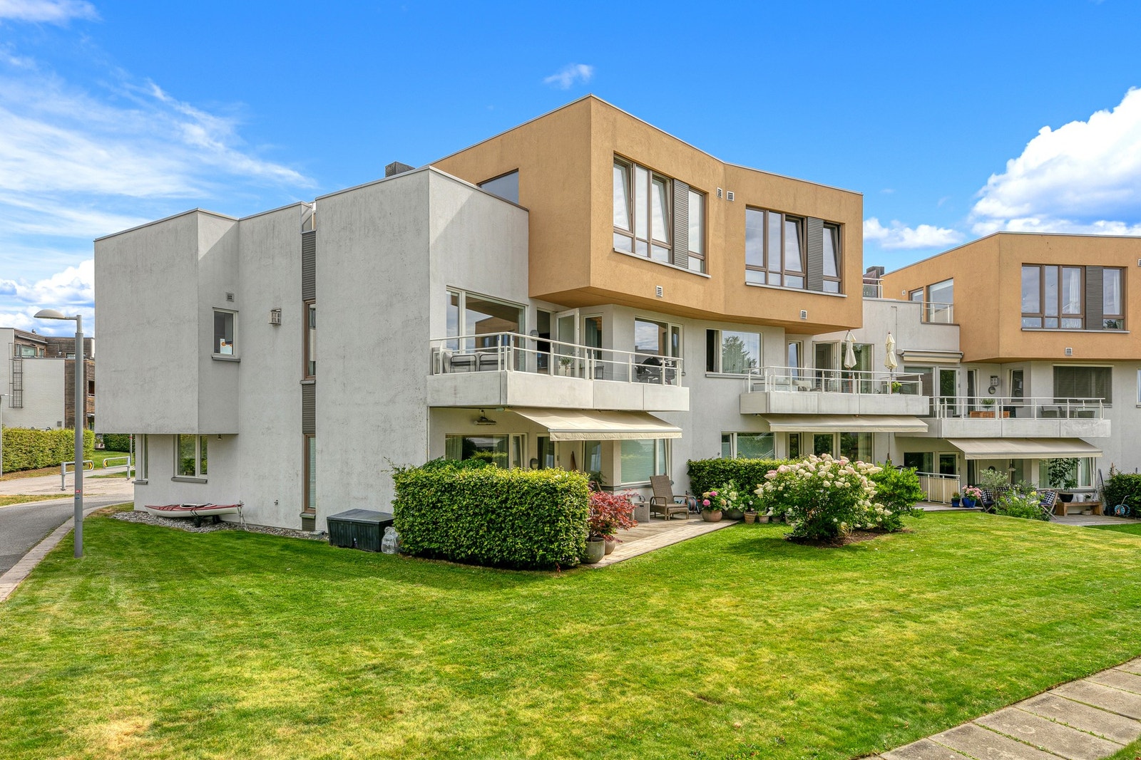 Boligen ligger på enden og har store felles grøntområder. Galleribilde