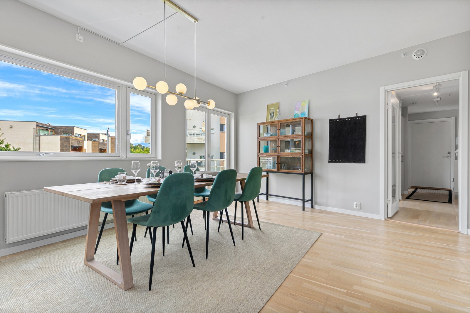 Lav bebyggelse og store vindusflater = masse lys og himmel. Galleribilde