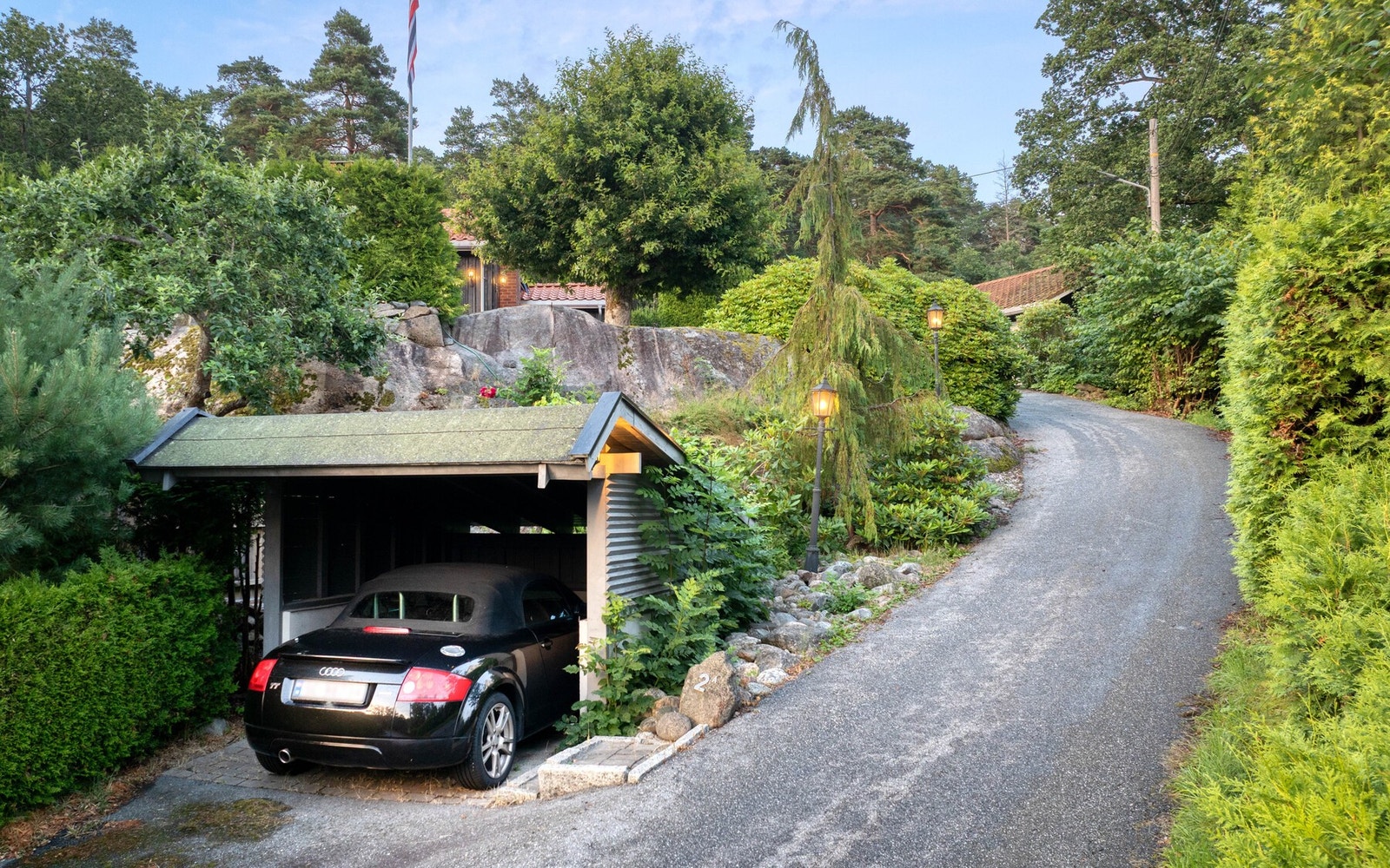 Carporten der du nesten får plass til hele bilen. Galleribilde