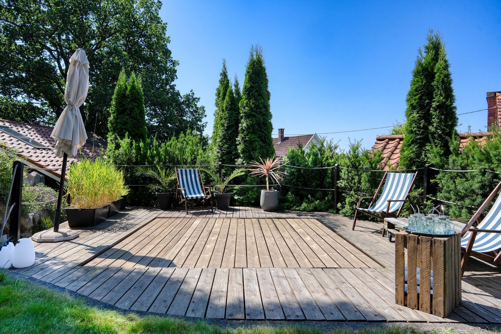 Jacuzzi med lemmene lagt ned - et dansegulv eller et fint loungeområde. Galleribilde