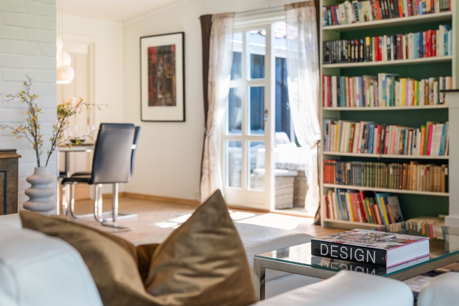 Fra stuen mot spisestuen og utgang til veranda. Galleribilde