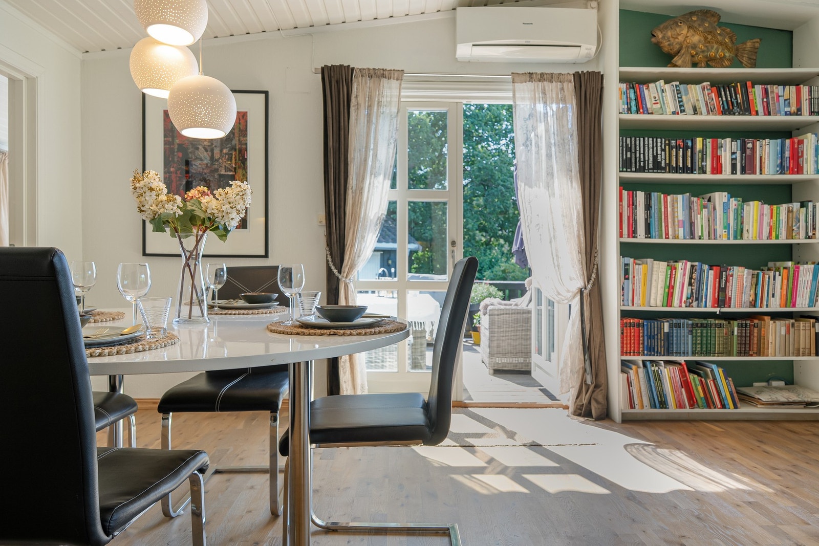 Fra spisestuen til verandaen mot syd. Galleribilde