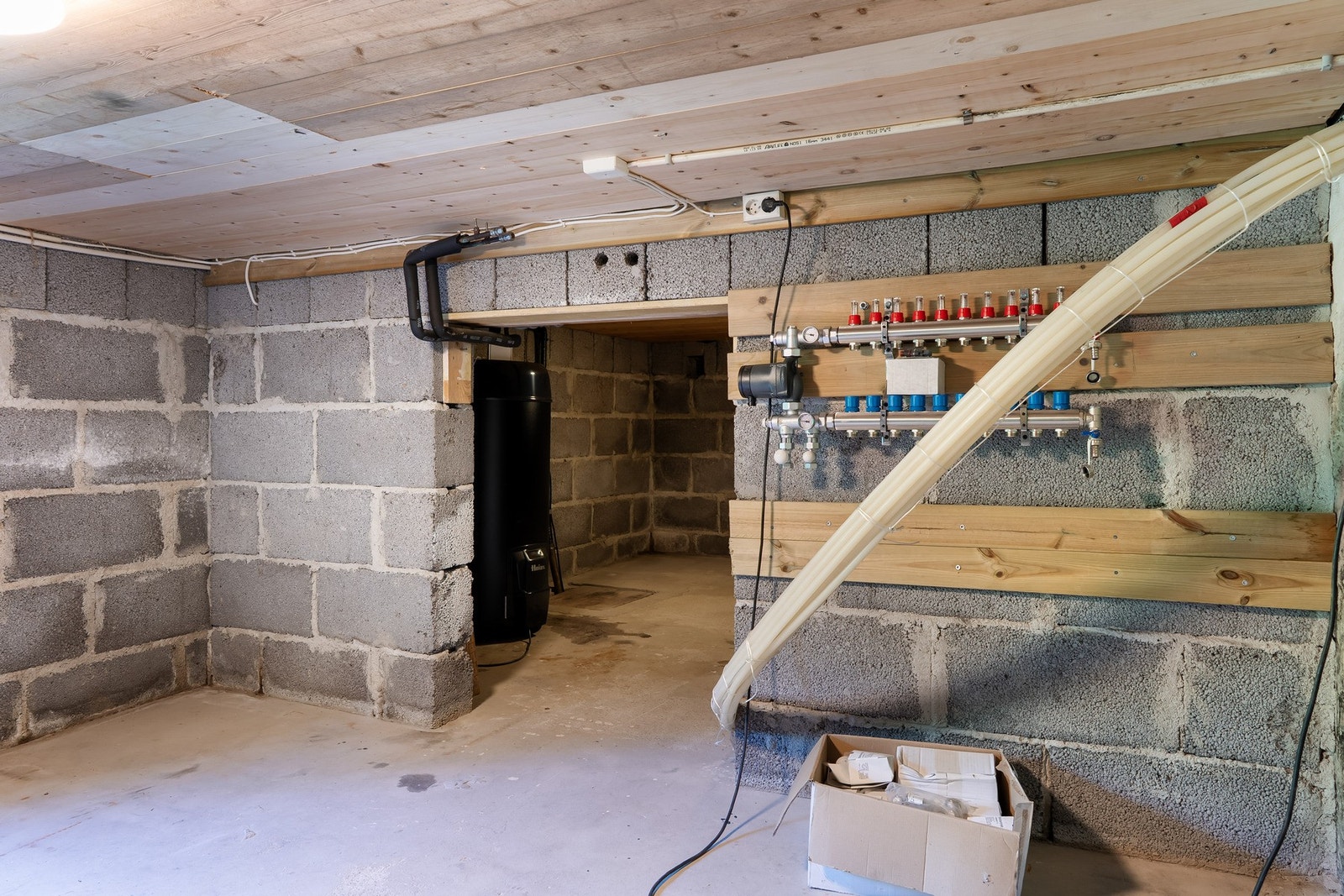 Fra krypkjeller i bolighuset - med opplegg for vannbåren varme - uten varmekilde. Galleribilde
