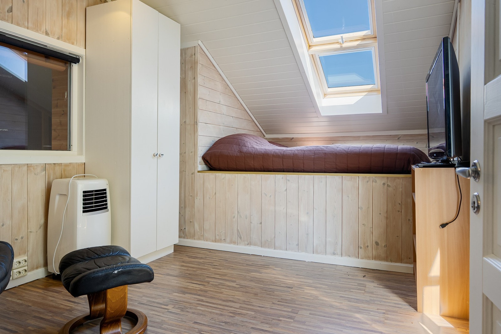 Kontor/arbeidsrom med hvilebenk. Galleribilde