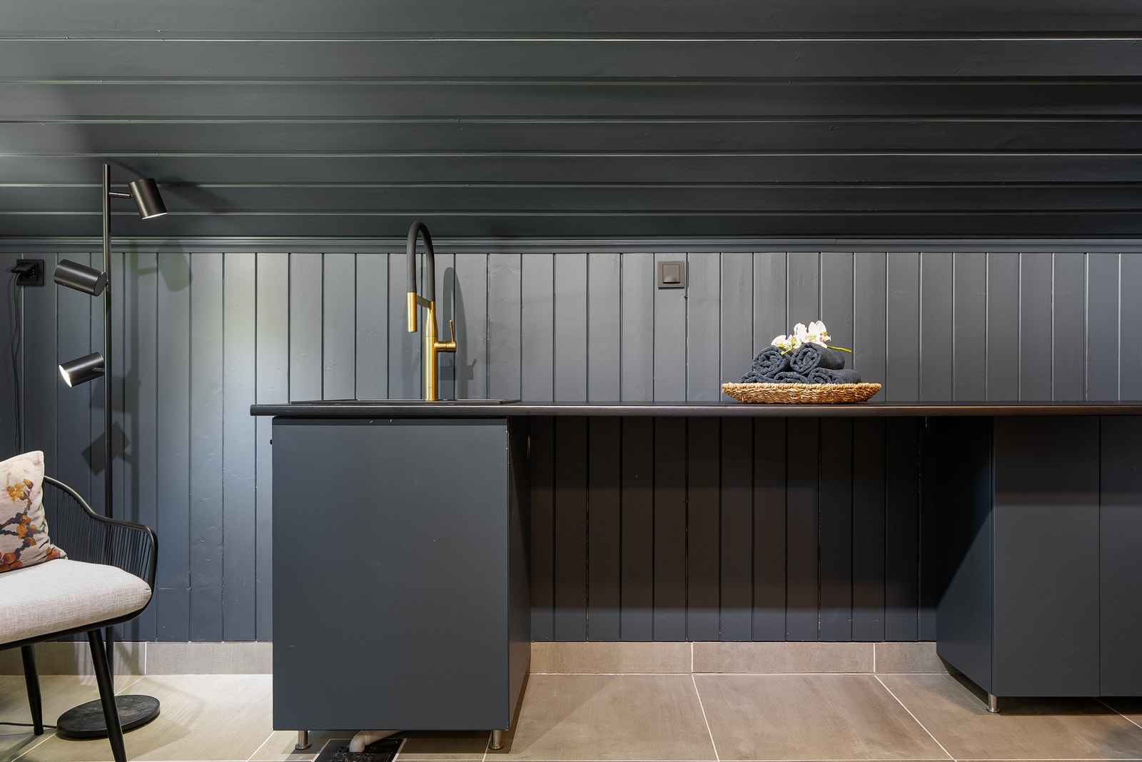 Badet er også utstyrt med opplegg for vaskemaskin og tørketrommel med gode arbeidsforhold. Galleribilde