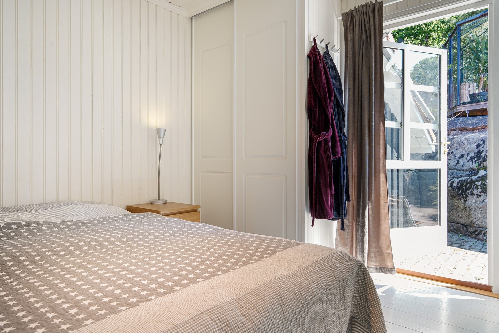 Soverom med utgang til uteplassen bak huset. Galleribilde