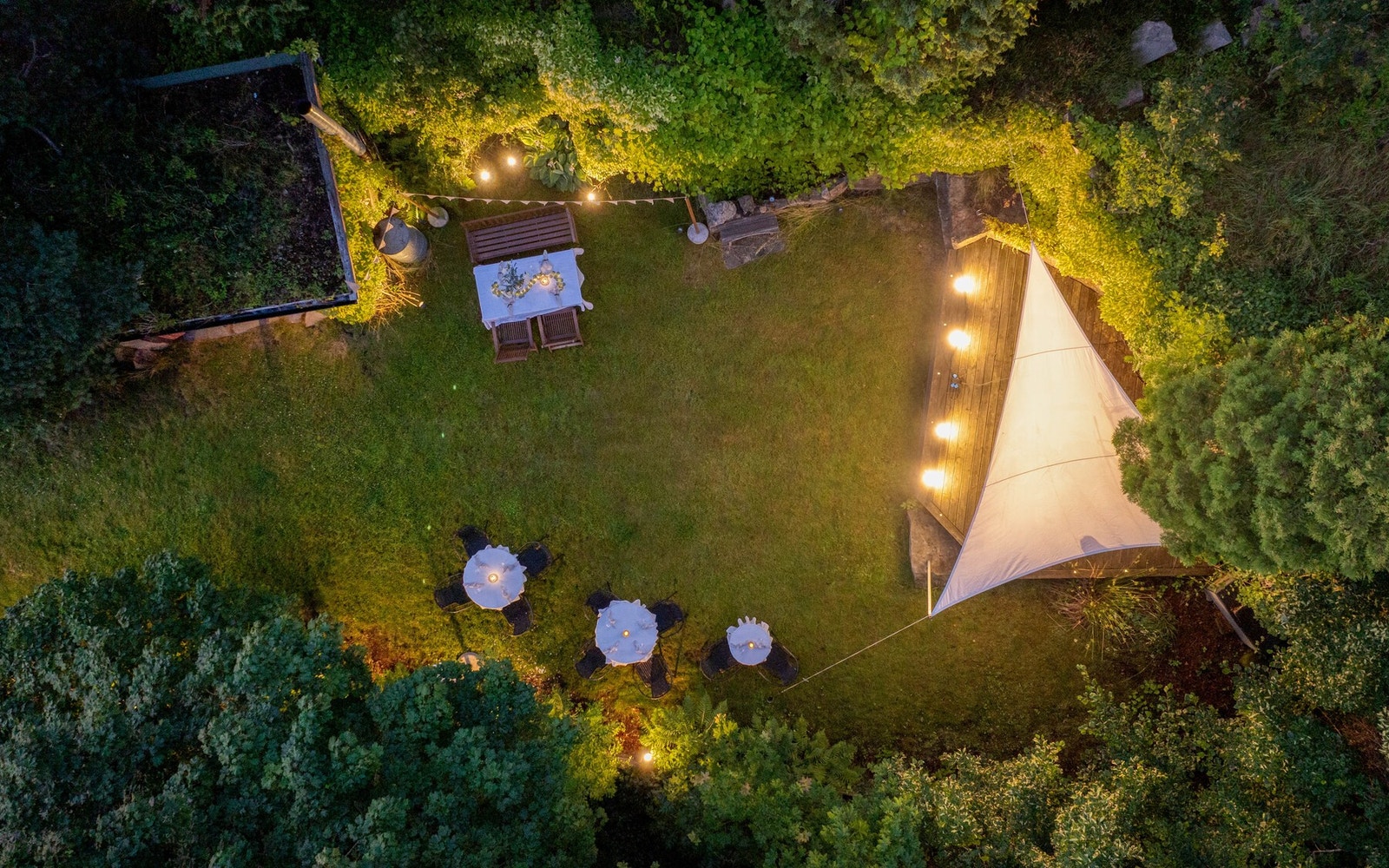 Festivalområdet er en skjermet liten havn mellom bergrabbene. Galleribilde