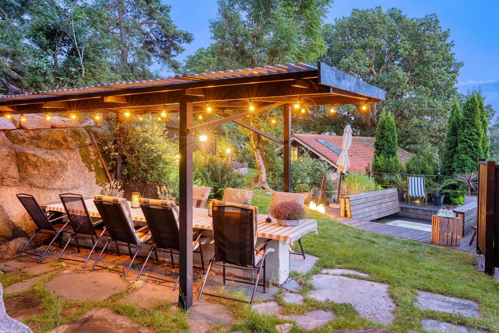 Pergola med plass til et stort selskap. Galleribilde