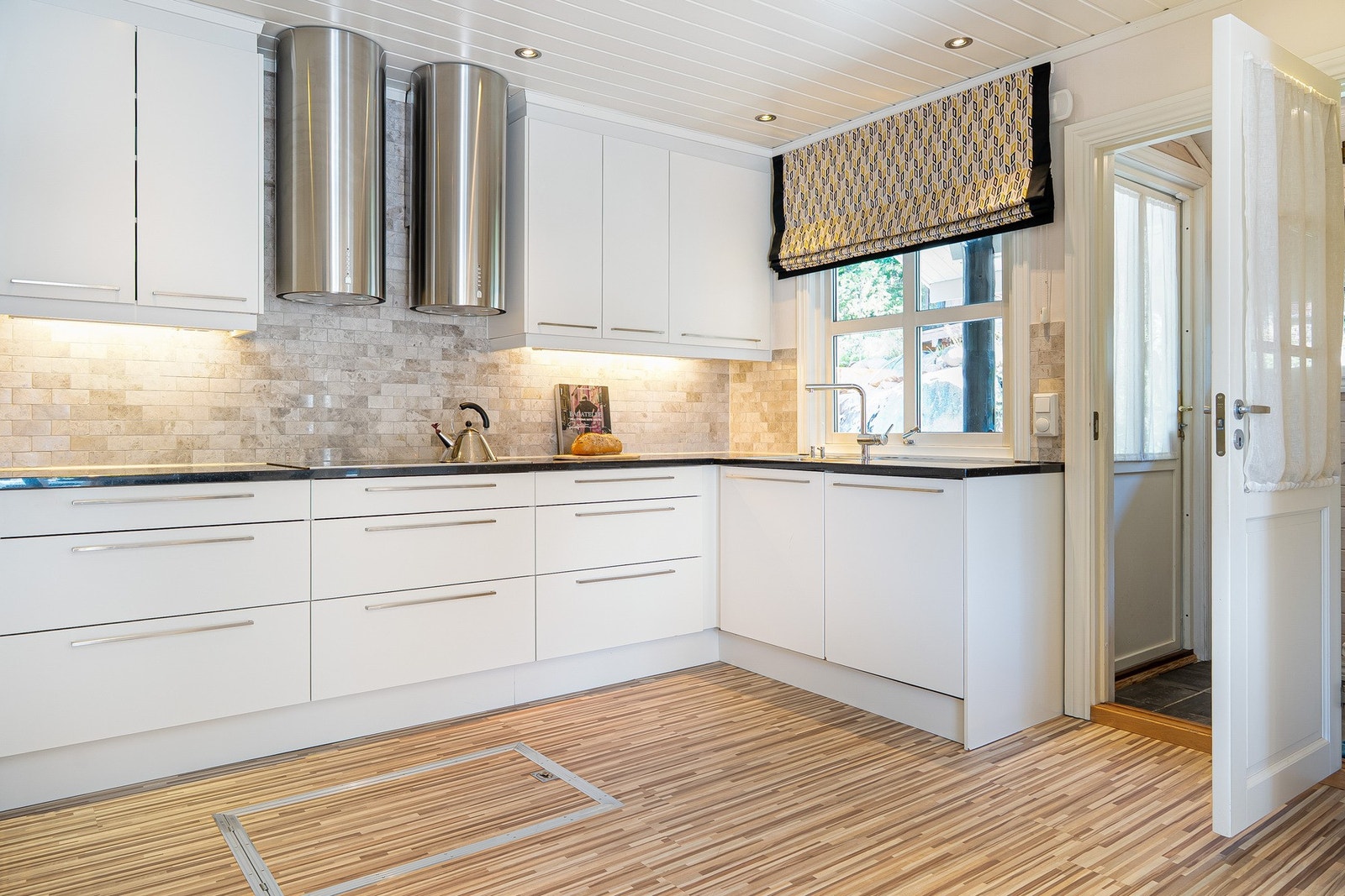 Direkte utgang til frokostplassen bak huset. Galleribilde