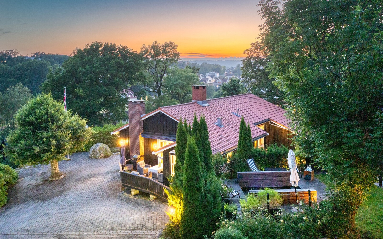 Beliggende høyt og solrikt - på Pletten - et sted kan du samle på solnedganger. Galleribilde