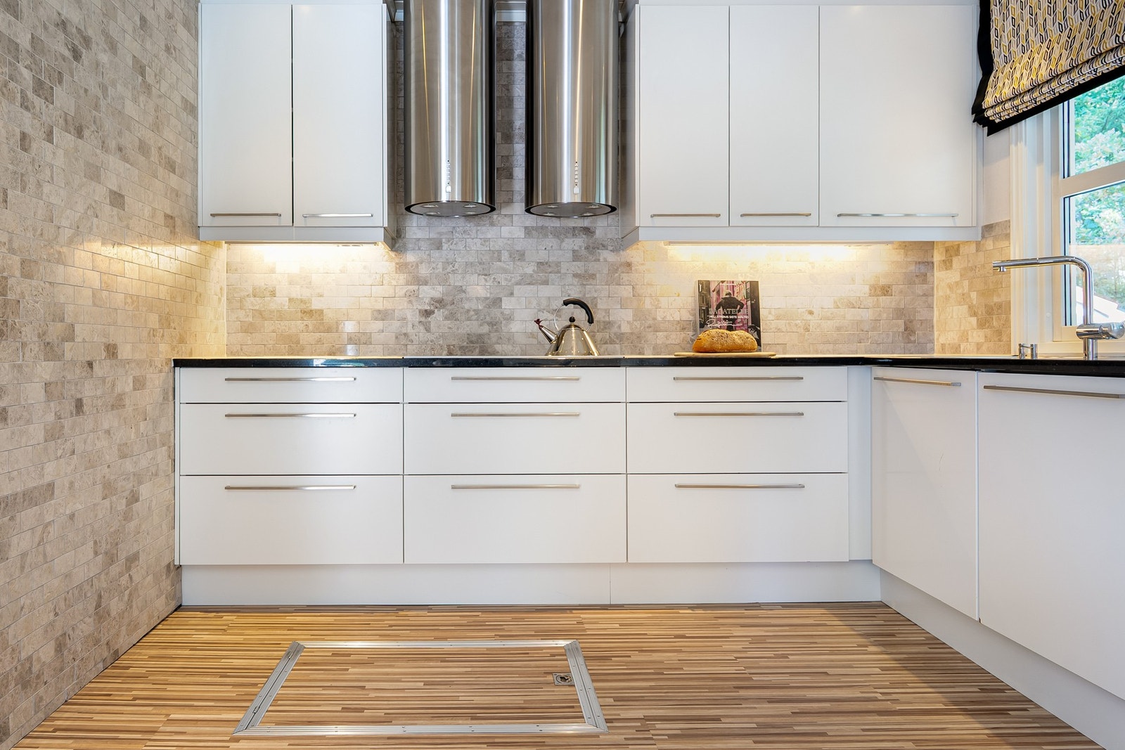 Et innholdsrikt og velutstyrt kjøkken fra Norema med benkeplater av granitt. Galleribilde