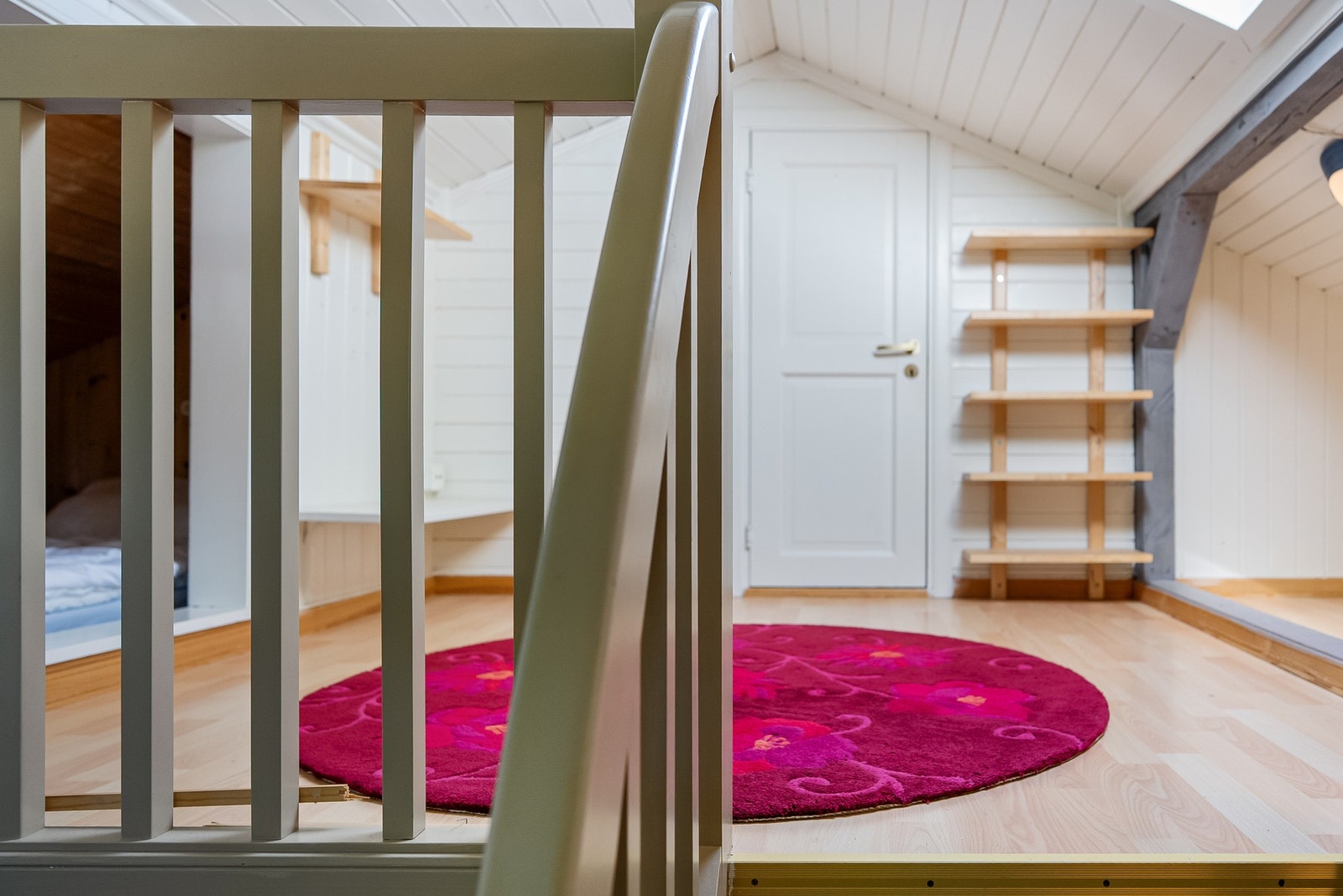 Her er det innredet et lite soverom, med lav takhøyde - ikke målbart areal. Galleribilde