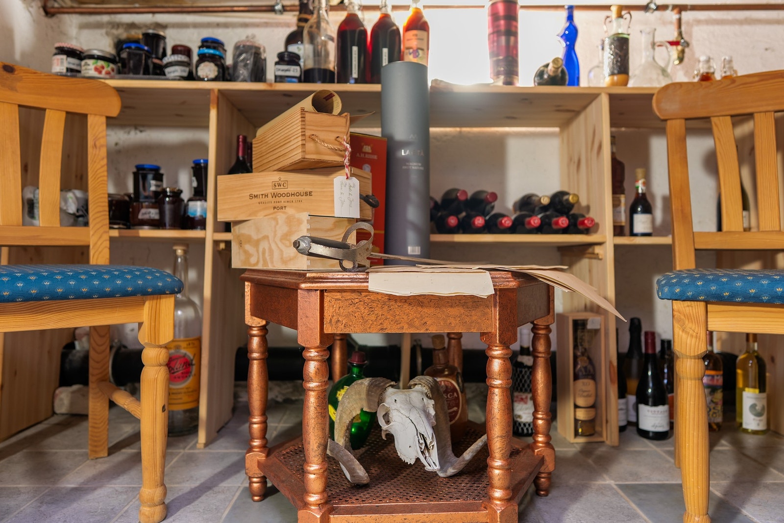 Åpner du kjellerlemmen fra kjøkkenet kan du hente opp fra din egen vinbeholdning. Galleribilde