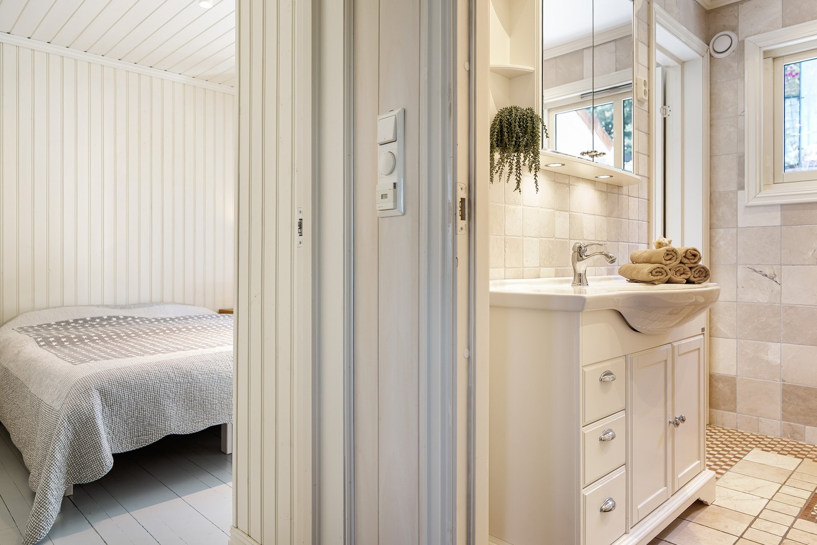 Badet ligger ensuite med soverommet. Galleribilde