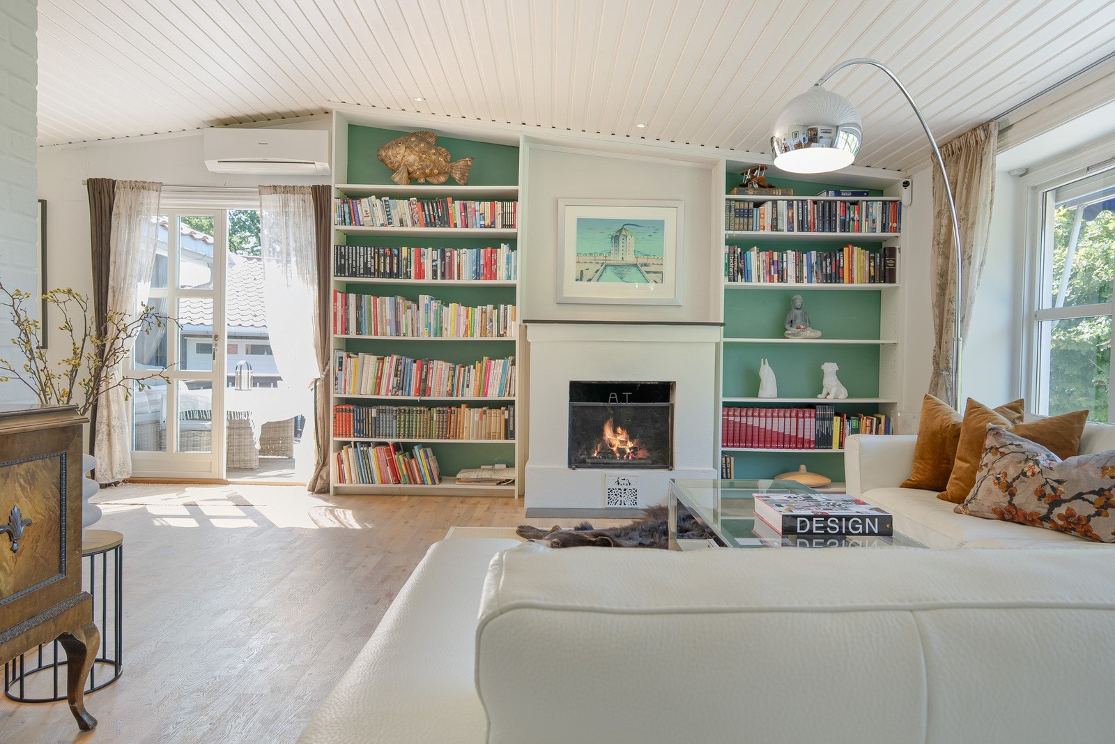 Stuen i bolighuset med et av to ildsteder. Galleribilde