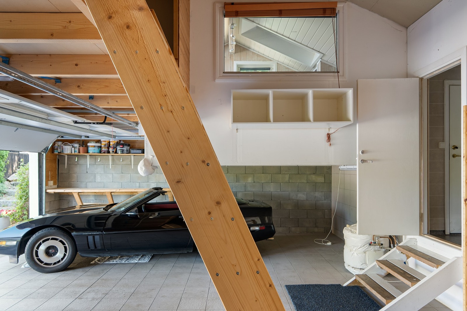 Nedsenket rom, begrenser noe av takhøyden i deler av garasjen. Galleribilde