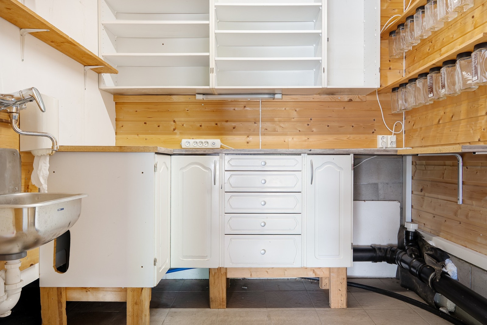 En arbeidsbenk i garasjen. Galleribilde