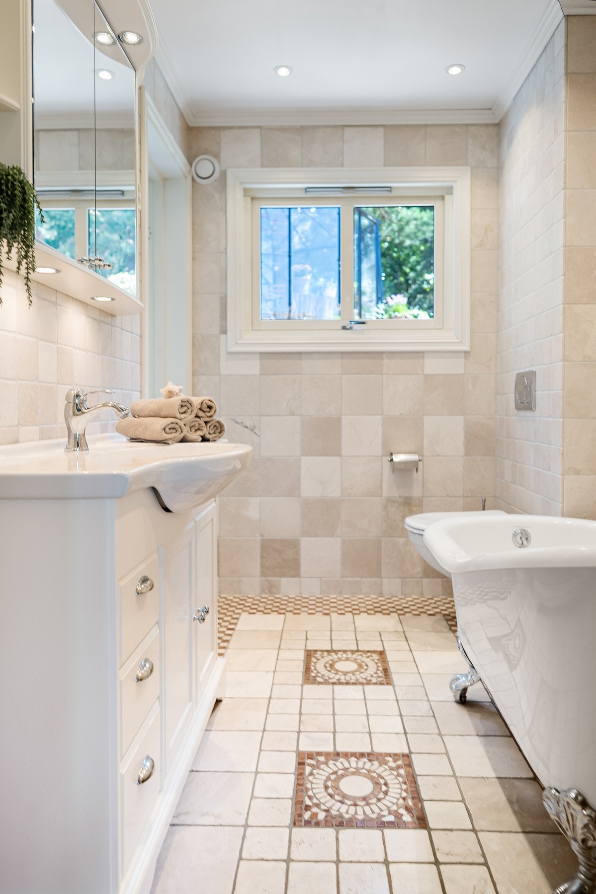 Et elegant bad med badekar. Galleribilde