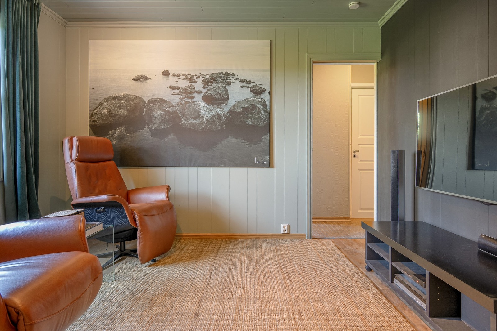 Fra Tv-stuen inn til soveromgang og hovedsoverommet. Galleribilde