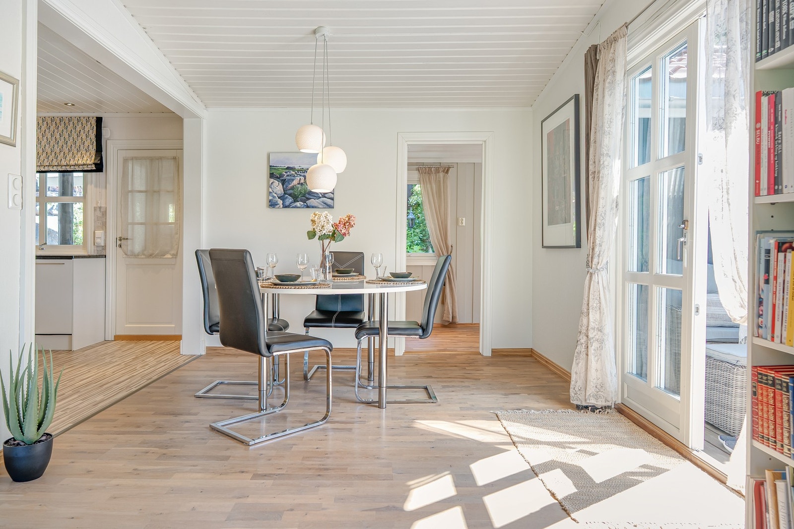 Fra spisestuen inn mot det som kan benyttes som et tredje soverom, eller kontor. Kjøkken til venstre og veranda til høyre. Galleribilde