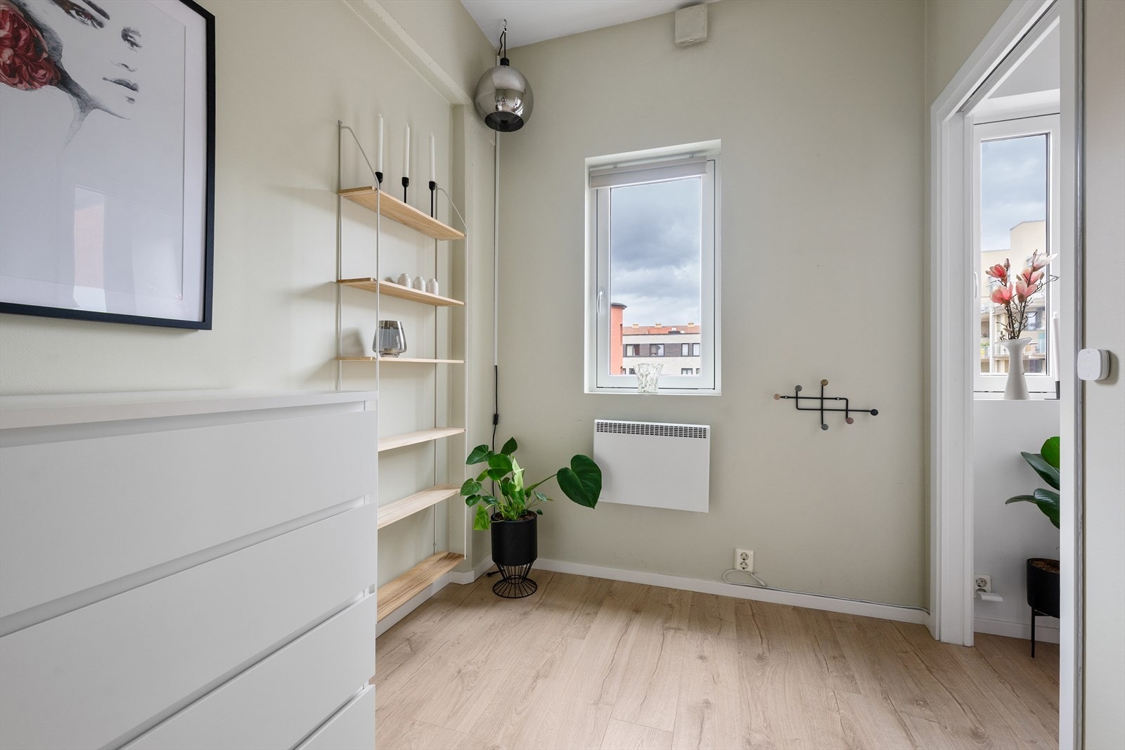 Soverommet har plass til seng og garderobeskap Galleribilde