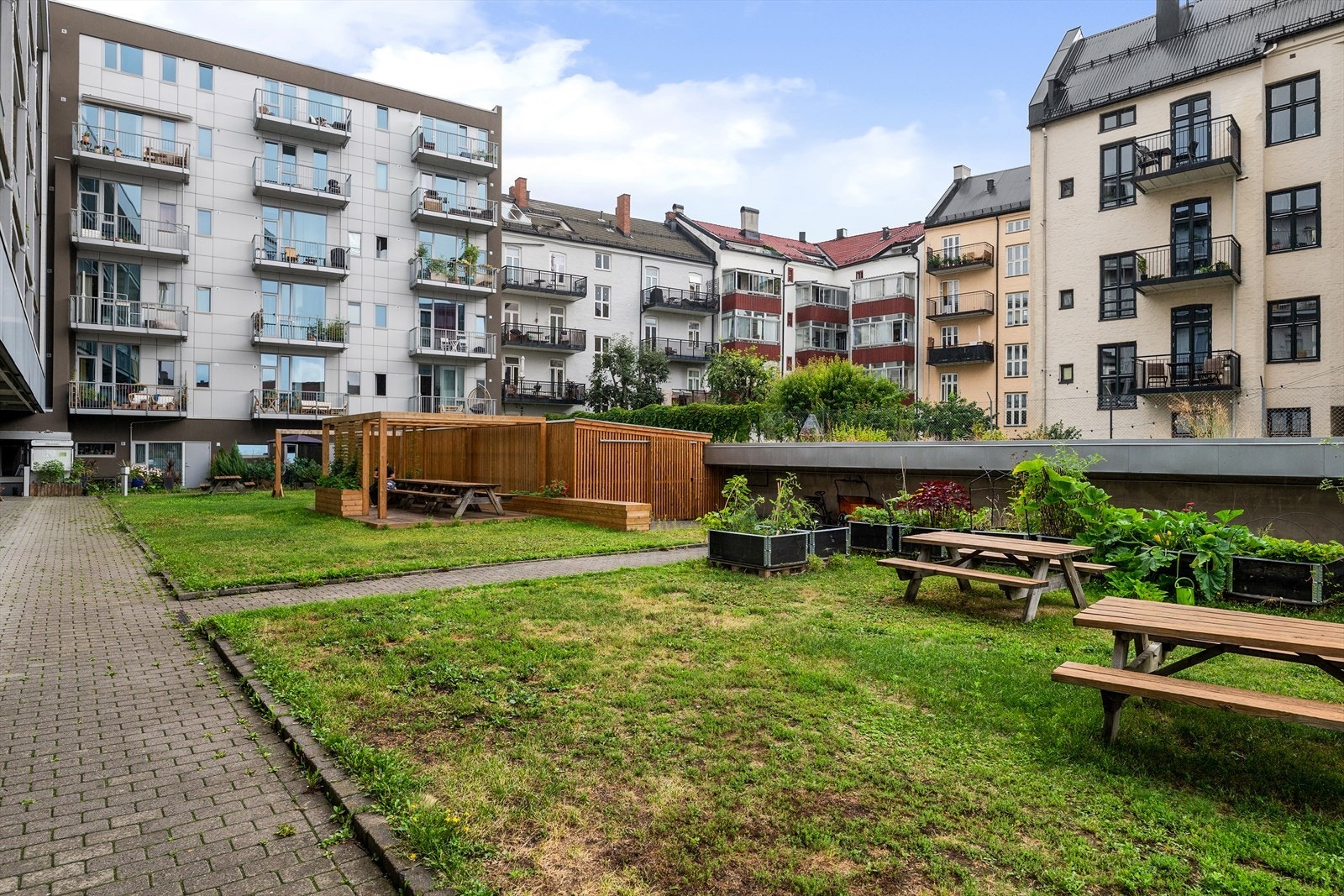 Ved større sosiale sammenkomster kan beboerne benytte den velholdte felles bakgården Galleribilde