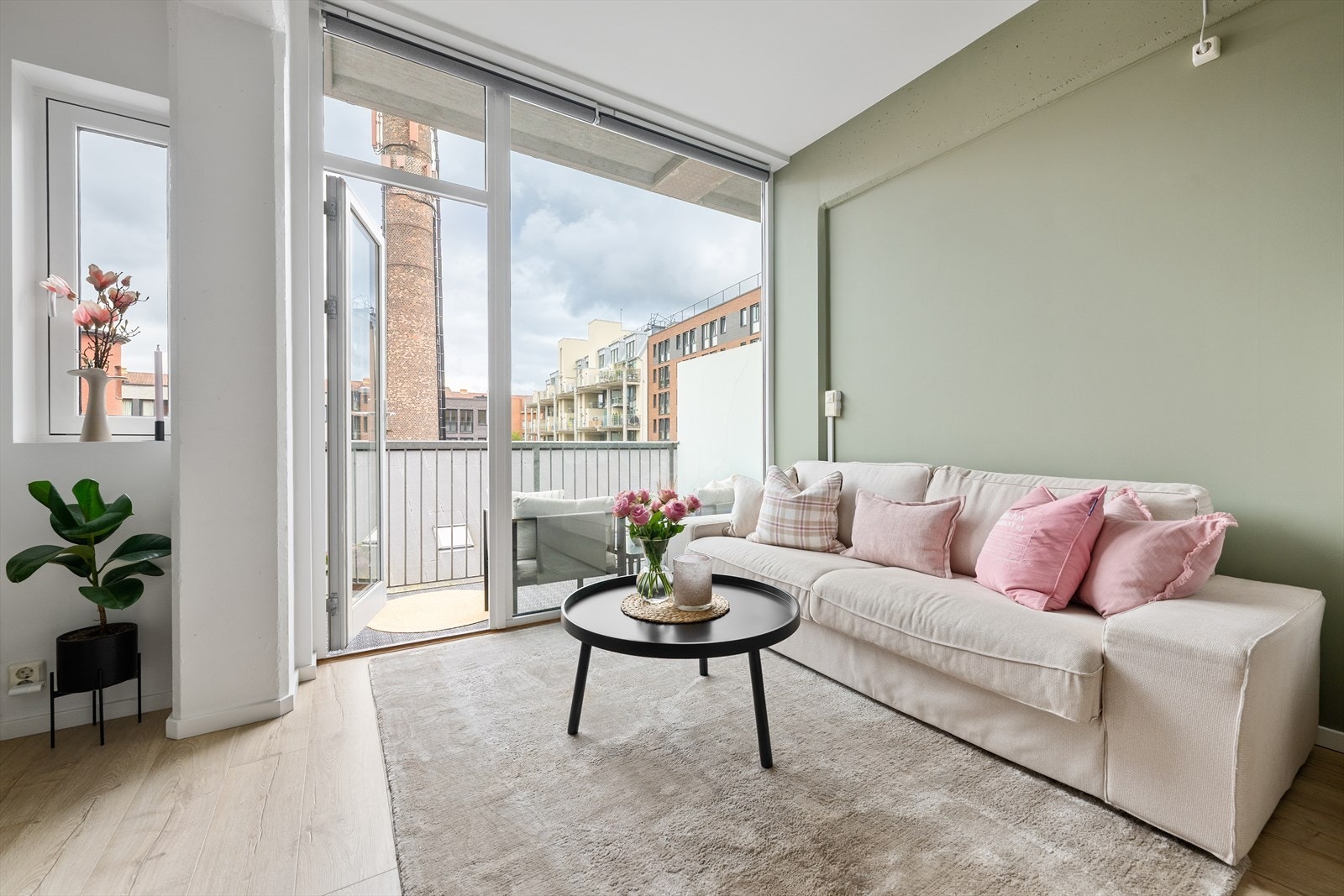 I 2008 ble den tidligere fabrikkbygningen totalrenovert og forvandlet til kule og moderne leiligheter, med gjennomtenkte planløsninger skreddersydd for urbane Oslobeboere Galleribilde