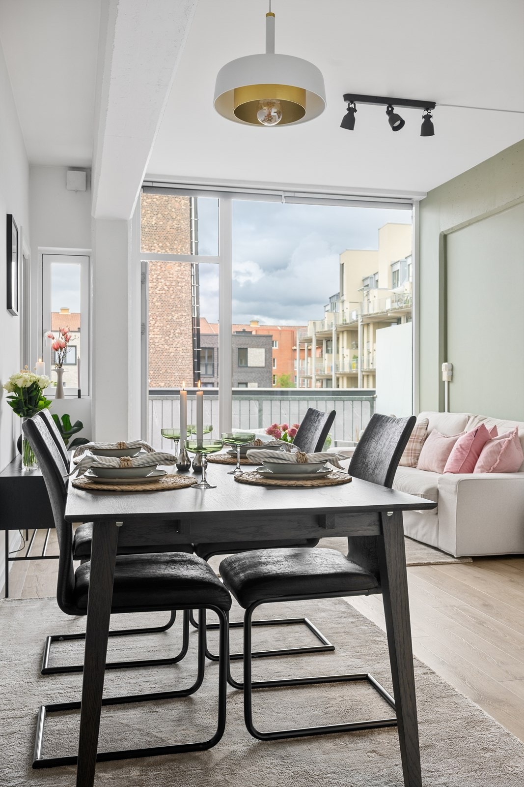 Stuen har også plass til et hyggelig spisebord - perfekt for familiesamlinger og hyggelige middager med venner Galleribilde