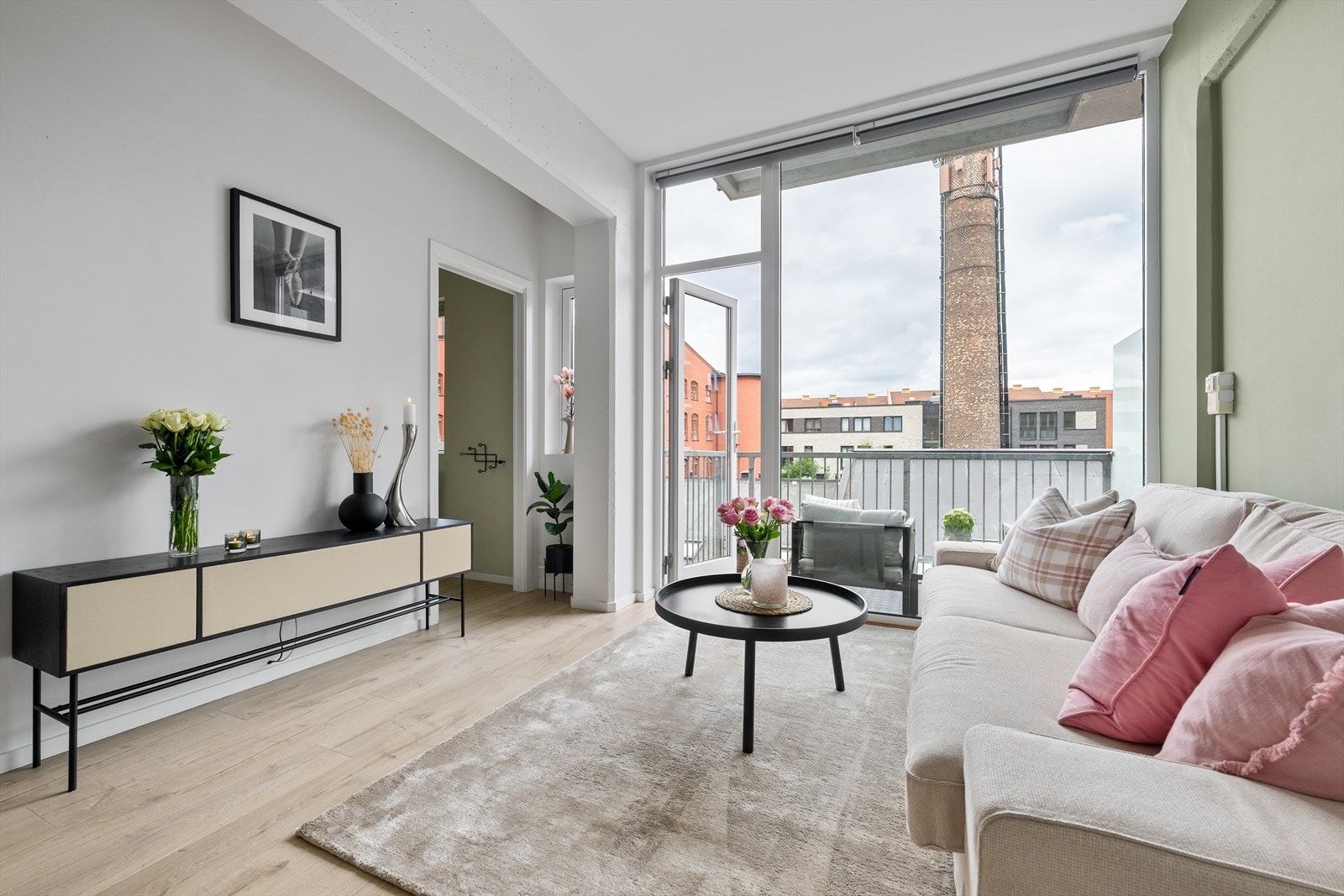 Leiligheten har et stort sosialt oppholdsrom med flere gode naturlige soner Galleribilde