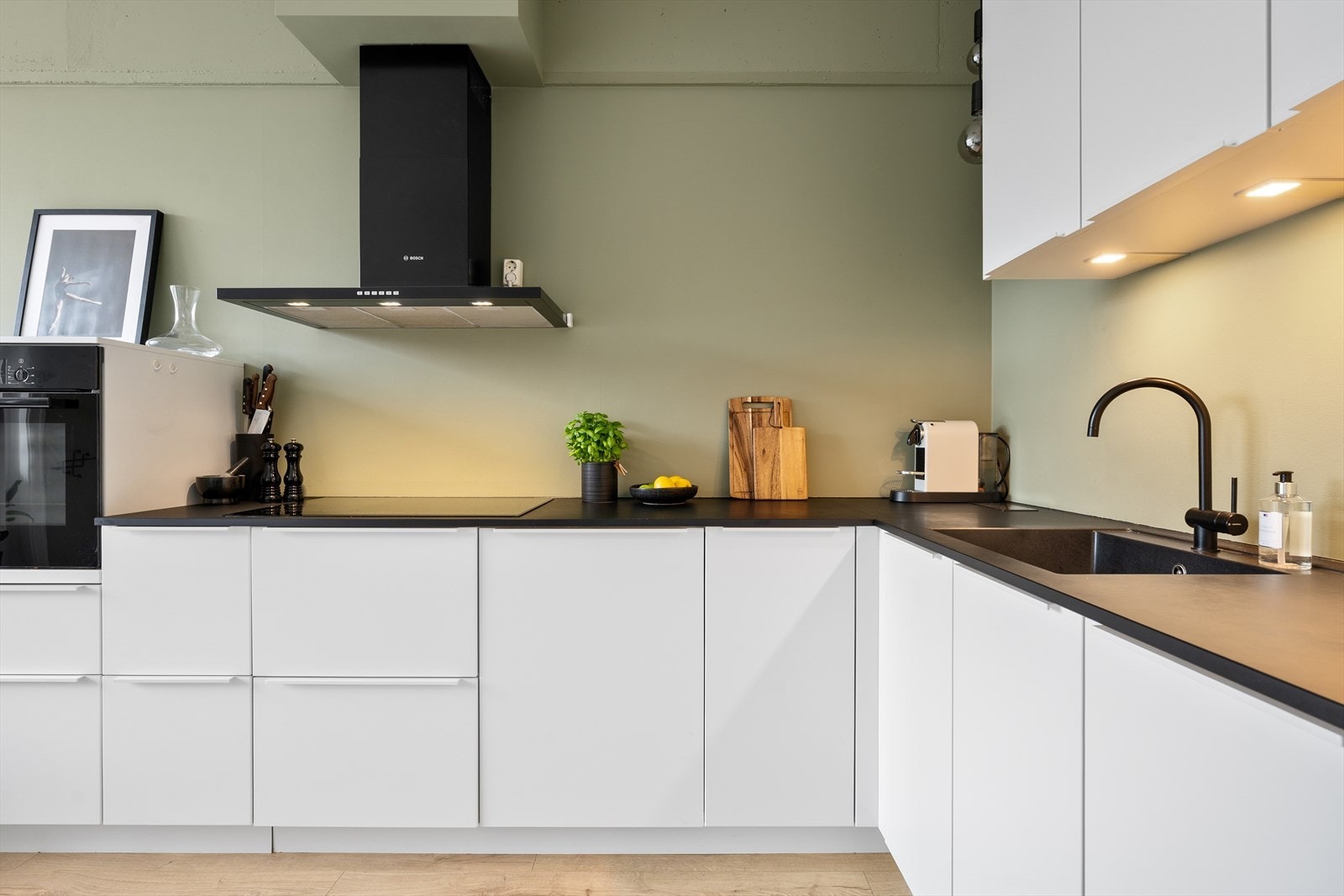 De integrerte hvitevarene omfatter induksjonstopp, stekeovn, oppvaskmaskin og kjøl-/fryseskap Galleribilde