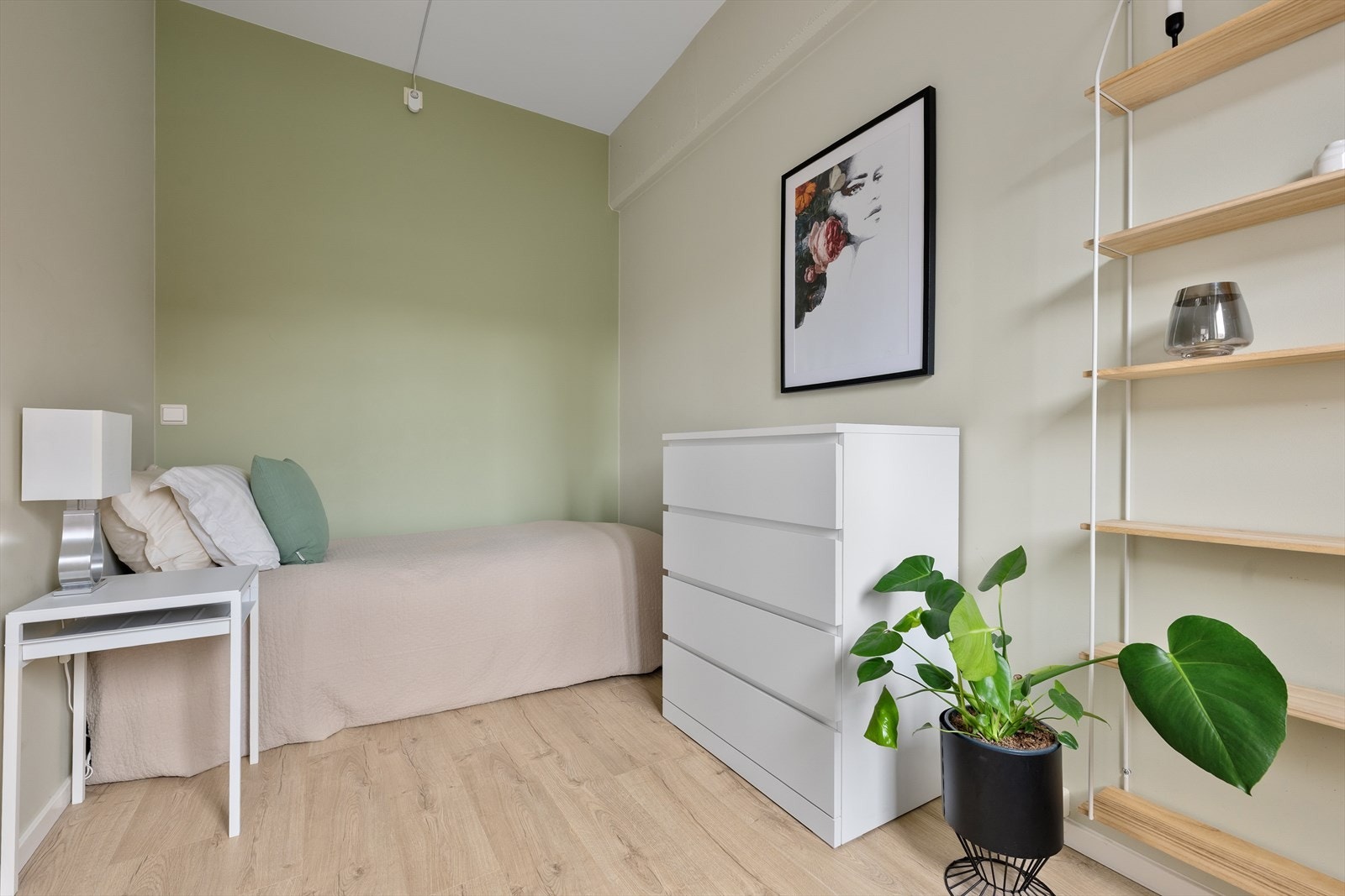 Soverom nr. 2 egner seg ypperlig som gjesterom, barnerom eller kontor Galleribilde