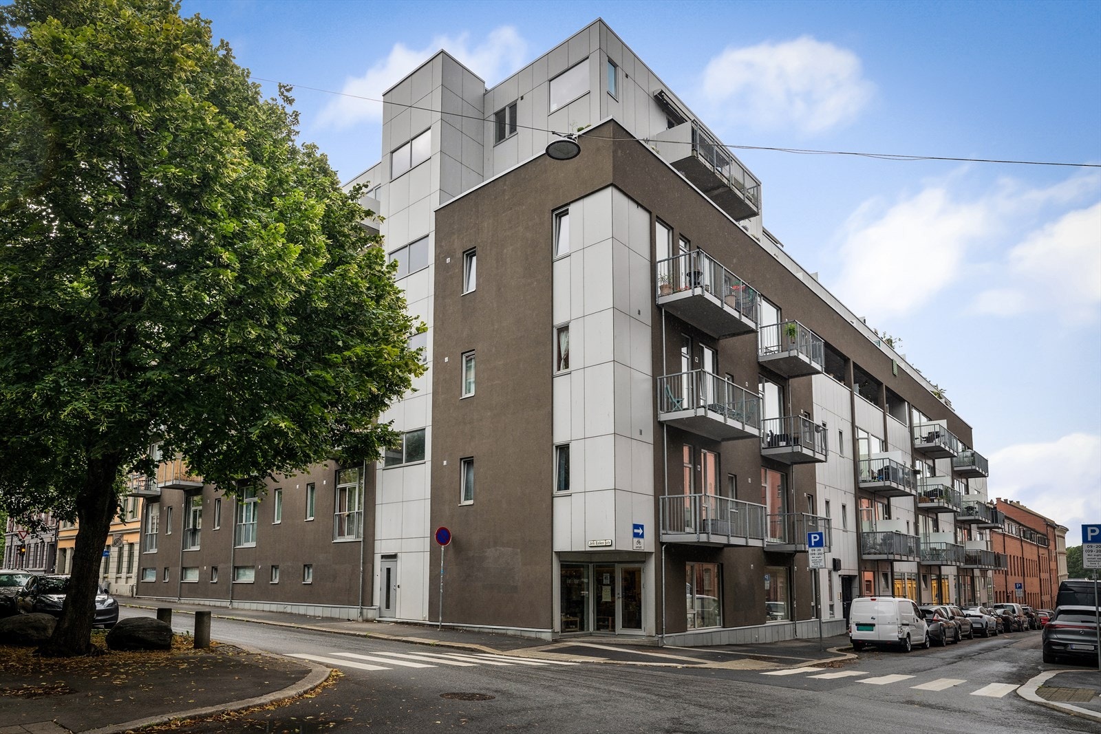 Leiligheten ligger i et attraktivt og pulserende boligområde midt på Tøyen, med kort vei til det aller meste Galleribilde