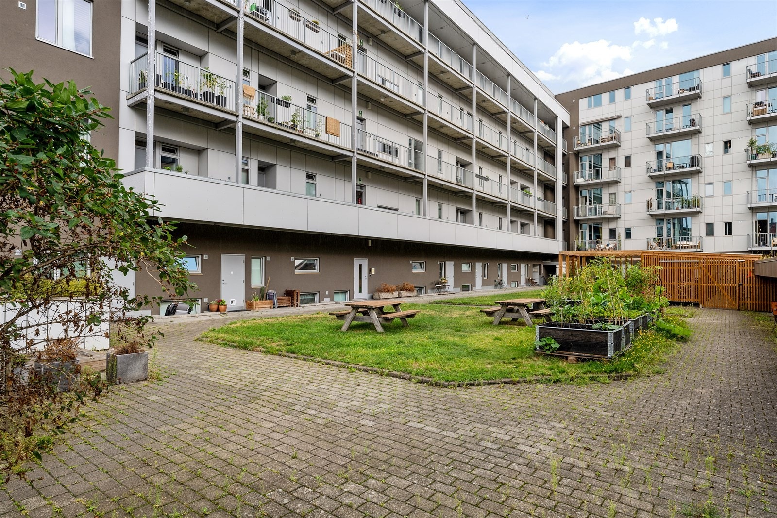 Bygget er opprinnelig fra 1988, men ble totalrenovert og ombygget til boliger i 2006-2008 Galleribilde