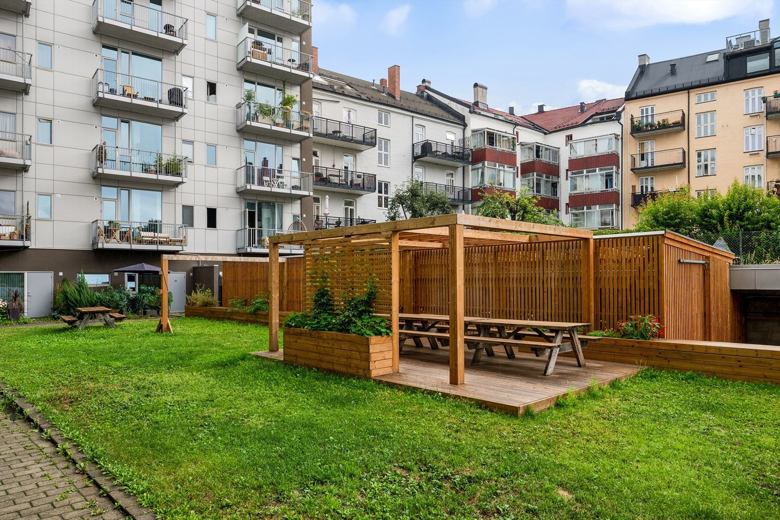 Bakgården ble oppgradert sommeren 2024 Galleribilde