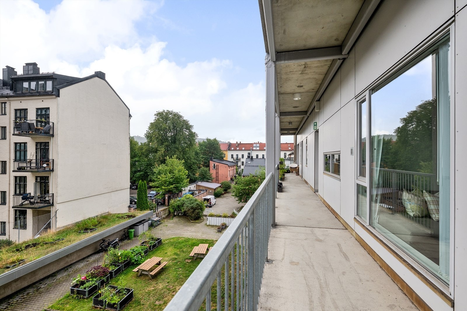 Utenfor inngangspartiet har man tilgang til en svalgang Galleribilde