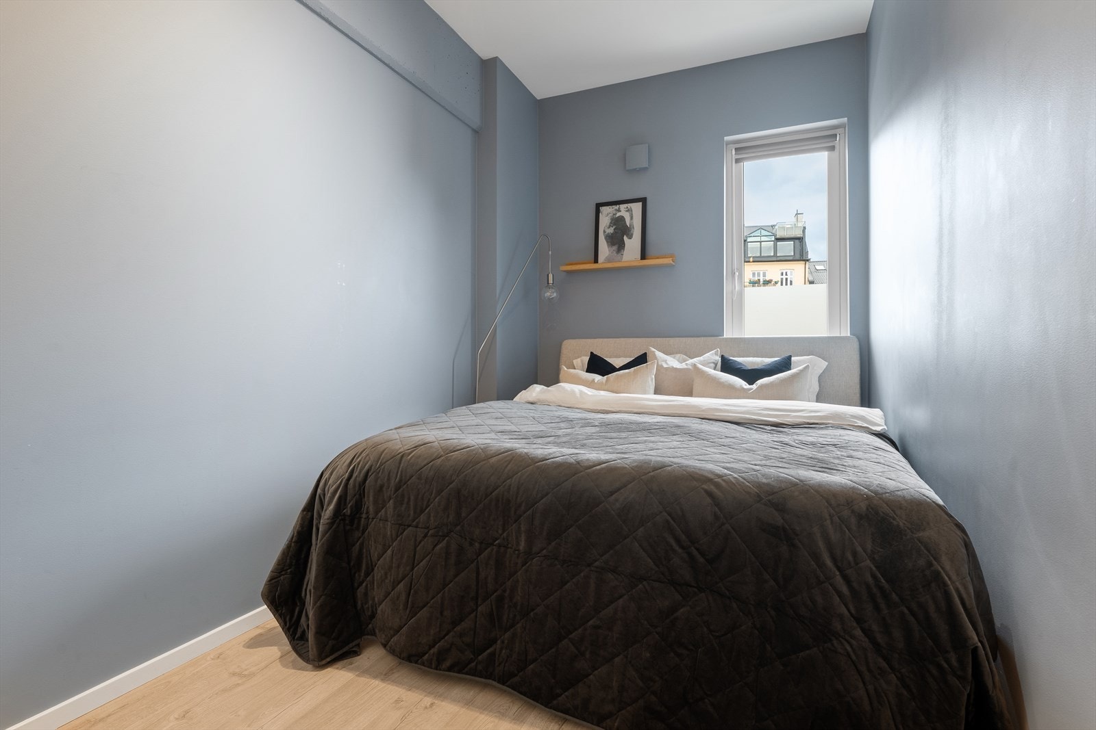 Hovedsoverommet er malt i en tidsrikitg og sval farge Galleribilde