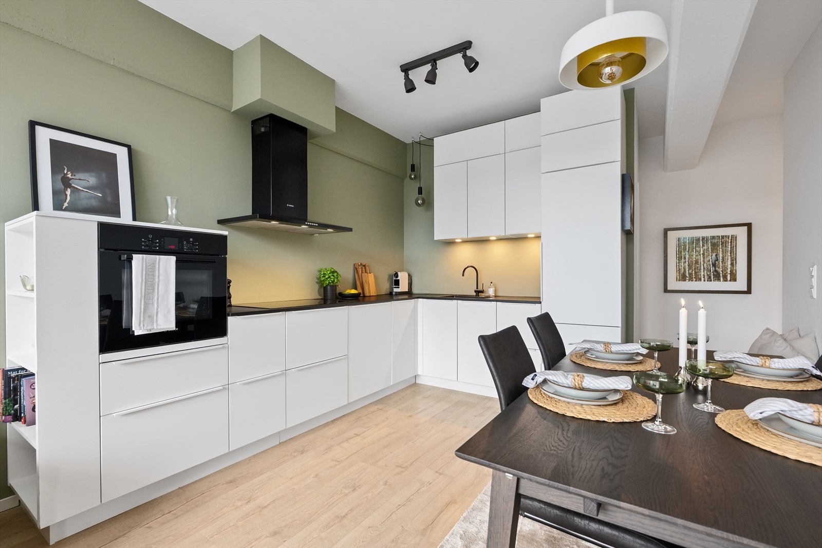 Kjøkkenet er fra den danske kjøkkenprodusenten Kvik, og har glatte fronter, belysning under overskap, laminat benkeplate med planlimt kum i rustfritt stål og ventilator med avtrekk til ventilasjonskanal Galleribilde