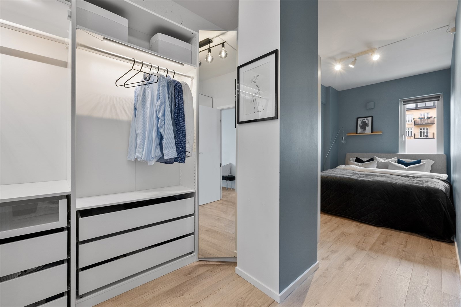 Hovedsoverommet har god plass til dobbeltseng med tilhørende nattbord - Det er også et romslig omkledningsrom som har rikelig med garderobeplass Galleribilde