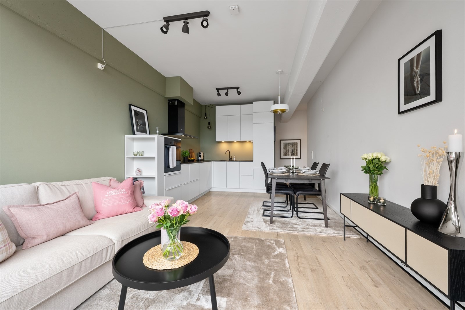 Her er det god plass til sofagruppe, mediemøblement og stuebord Galleribilde