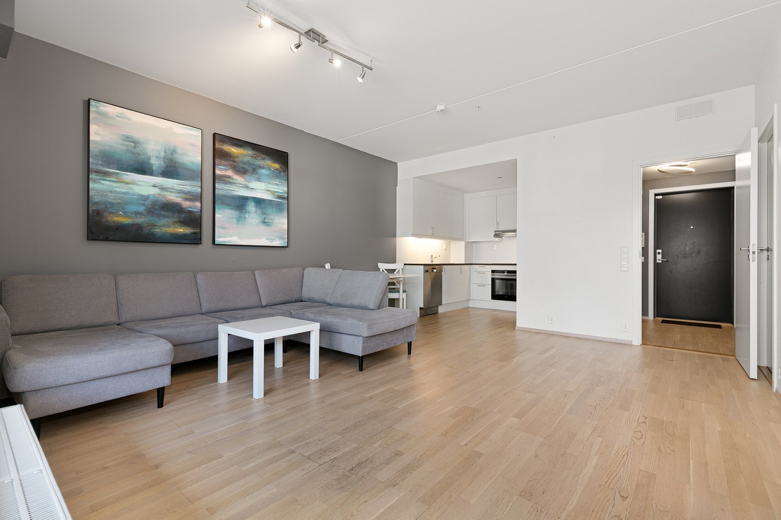 Stuen og kjøkken er i en åpen og moderne løsning Galleribilde