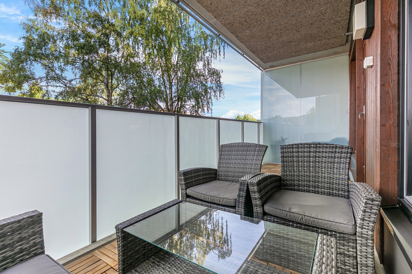 Balkongen er overbygget og har belysning og stikkontakter Galleribilde