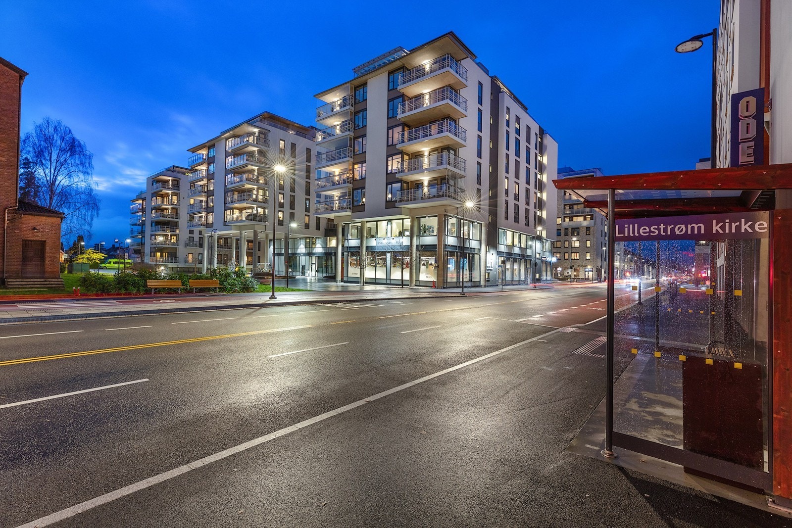 Nærmeste bussholdeplass er Lillestrøm Kirke - kun 200 meter unna leiligheten Galleribilde