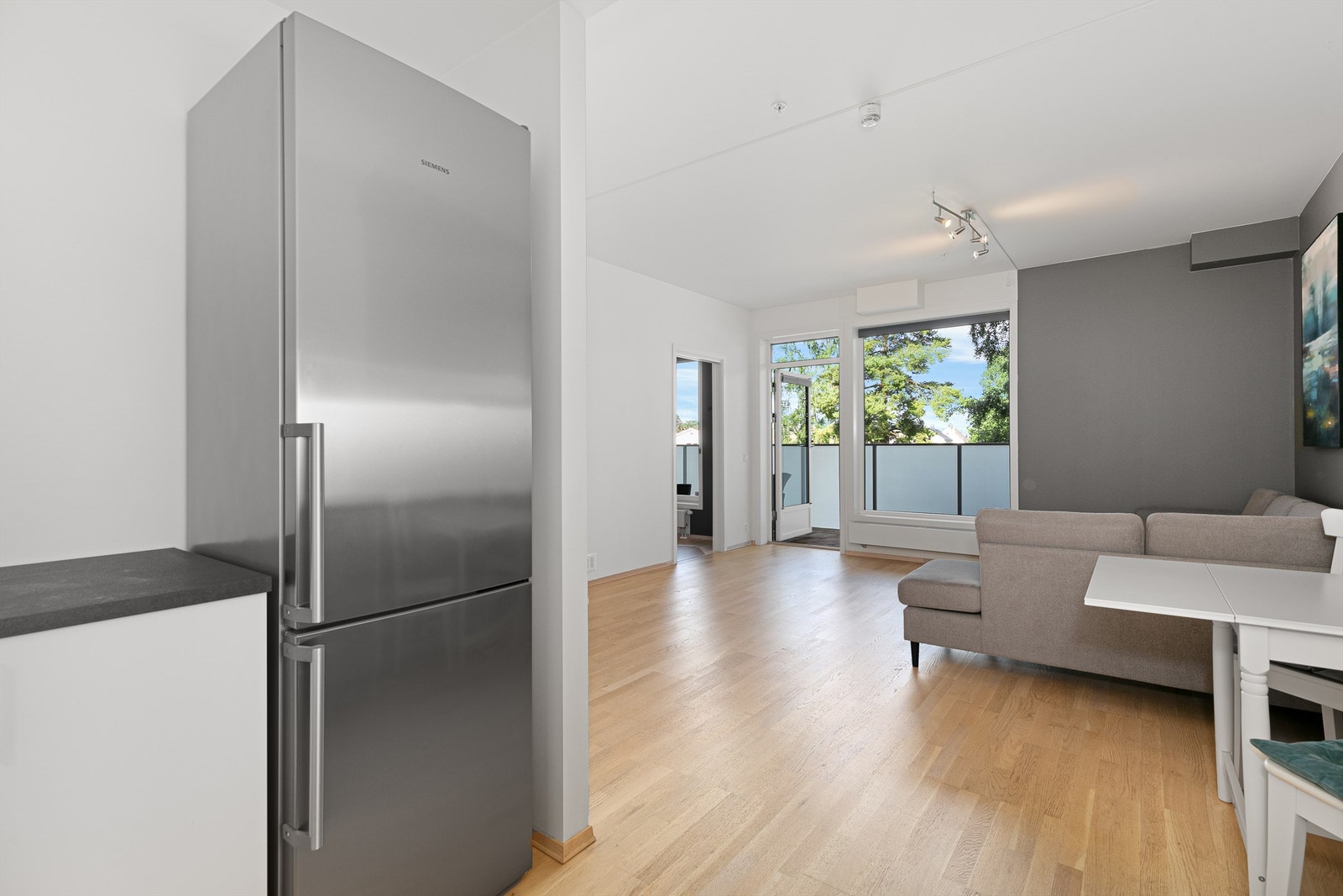 Stue og kjøkken i åpen løsning Galleribilde