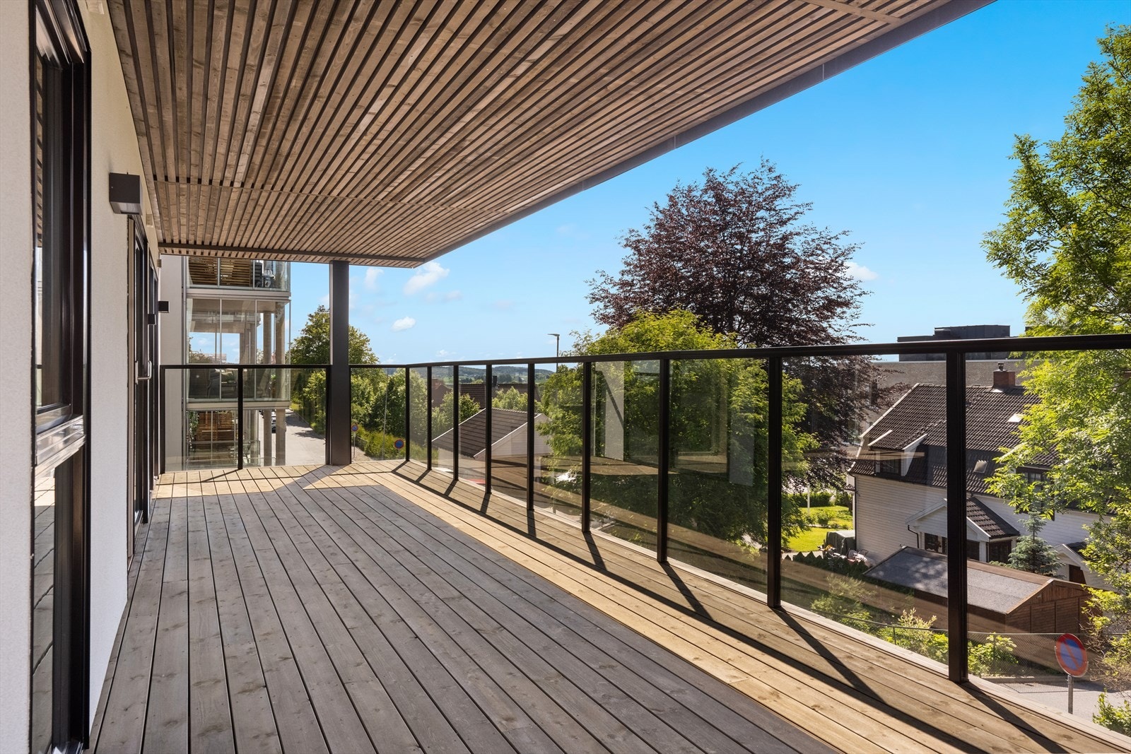 Stor, overbygd balkong på ca. 30 kvm mot vest Galleribilde